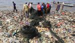 Duh, Pantai Kedonganan Bali Penuh Sampah Plastik dan Kayu