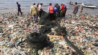 Saat ini proses penanganan masih dilakukan secara manual, sebab alat berat difokuskan untuk penanganan sampah kiriman di sejumlah pantai barat di Kabupaten Badung.  