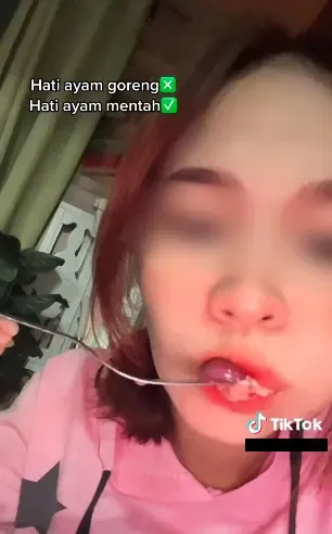 Duh! Wanita Cantik Ini Punya Hobi Makan Hati Ayam Mentah