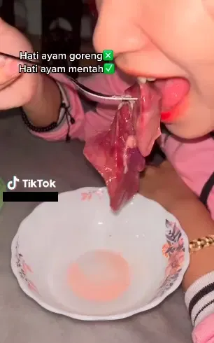 Duh! Wanita Cantik Ini Punya Hobi Makan Hati Ayam Mentah