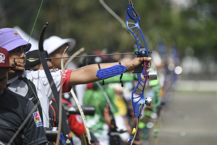 Sejumlah atlet panahan membidik sasaran saat eksibisi nomor Barebow dalam Seleksi Nasional (Seleknas) Pengurus Besar Persatuan Panahan Indonesia (PB Perpani) di Lapangan Panahan, Gelora Bung Karno, Senayan, Jakarta, Rabu (8/3/2023). Eksibisi Barebow tersebut bertujuan untuk mendorong agar divisi Barebow dapat masuk dalam agenda Pekan Olahraga Nasional (PON) 2024 di Provinsi Aceh dan Sumatera Utara. ANTARA FOTO/M Risyal Hidayat/nym.