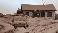 Abu vulkanik yang dimuntahkan Gunung Shiveluch menyelimuti rumah dan mobil di wilayah Kamchatka, Rusia. Institute of Volcanology and Seismology/Handout/Reuters.