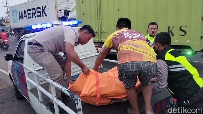 Evakuasi jenazah korban tertabrak KA Sritanjung di Probolinggo