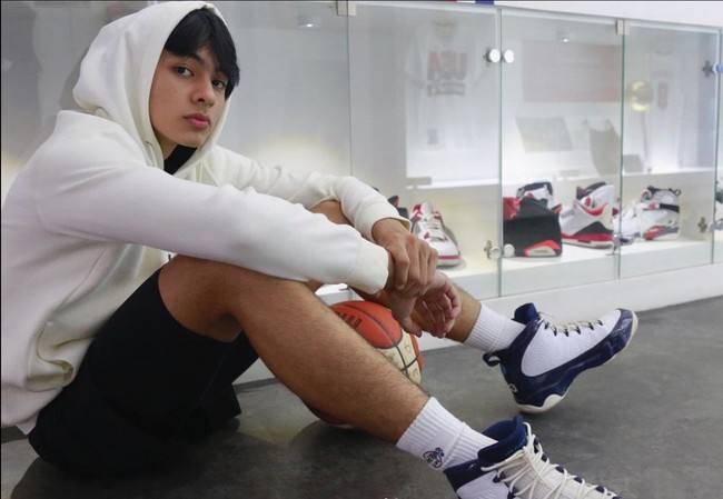 Fattah Syach lahir pada 11 April 2005. Kini usianya sudah menginjak 18 tahun. Semakin dewasa penampilan Fattah pun makin mencuri perhatian karena paras tampan yang dimilikinya. Foto: Instagram/@fattahsyach