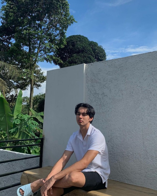 Fattah Syach rupanya juga merupakan keponakan dari Duta Sheila On 7. Sang bunda, Ananda Lontoh diketahui memiliki hubungan kakak-adik dengan istri Duta, Adelia Lontoh. Foto: Instagram/@fattahsyach