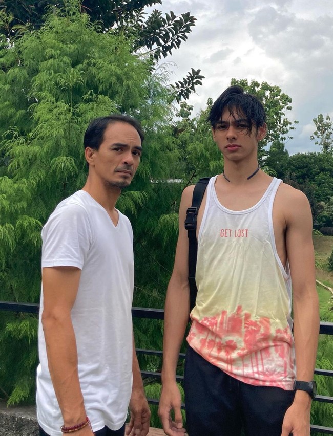 Banyak yang menyebut jika ketampanan Fattah diwariskan dari sang ayah, pasalnya keduanya tampak begitu mirip. Bagaimana menurutmu? Foto: Instagram/@fattahsyach