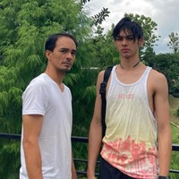 Banyak yang menyebut jika ketampanan Fattah diwariskan dari sang ayah, pasalnya keduanya tampak begitu mirip. Bagaimana menurutmu? Foto: Instagram/@fattahsyach