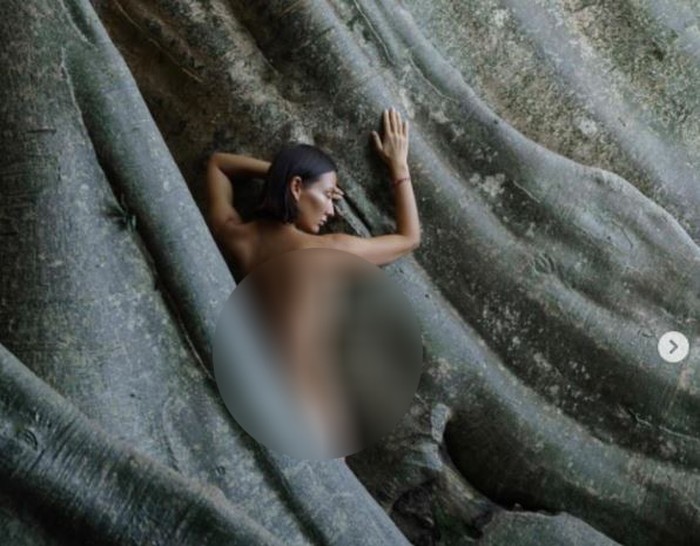 Foto bugil seorang bule perempuan di akar besar Kayu Putih di area Pura Pemaksan Babakan, Desa Adat Bayan, Desa Tua, Kecamatan Marga, Tabanan, Bali, viral di media sosial.
