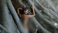 Sebelum Kosykh, ada juga bule Rusia yang berpose telanjang di lokasi yang sama, yaitu pohon Kayu Putih yang disakralkan. Bule wanita bernama Alina Fazleeva (28) dan suaminya Amdrei Fazleev (33) itu pun dideportasi dari Bali. (Tangkapan layar IG niluhdjelantik)