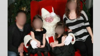 Pria berpakaian Santa Claus dalam gambar adalah Bruce McArthur. Dia menjadi penata taman hampir sepanjang tahun, dan bekerja sebagai Agincourt Mall Santa selama musim liburan. Antara 2010-2017, dia akan memikat pria untuk bertemu melalui aplikasi kencan, membunuh mereka, dan menyebarkan jenazah mereka di antara kotak pekebun di properti yang dia kelola. Dia dinyatakan bersalah atas 8 tuduhan pembunuhan tingkat pertama dan menjalani hukuman penjara seumur hidup Foto: Reddit