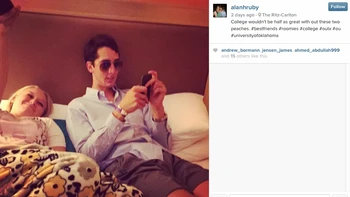 Alan Hruby, mahasiswa baru di Universitas Oklahoma pada tahun 2014, membunuh seluruh keluarganya pada hari Jumat. Keesokan harinya, dia pergi ke Dallas untuk pertandingan sepak bola OU-Texas, di mana dia tinggal di hotel bersama teman-temannya dan memposting foto candid ini di Instagram, yang dianggap sebagai upaya untuk membangun alibi. Namun tidak berhasil, karena dia dengan cepat mengaku dan menerima hukuman seumur hidup. Foto: Reddit