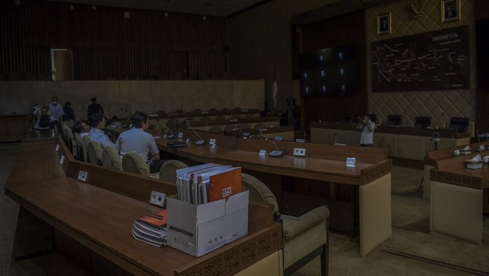 Karyawan Sekretariat Komisi II DPR beraktivitas saat mati lampu di ruang Komisi II DPR, di Kompleks Parlemen, Senayan, Rabu (12/4/2023). Sejumlah sidang komisi di Gedung Nusantara DPR sempat tertunda karena aliran listrik padam. ANTARA FOTO/Galih Pradipta/foc.