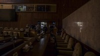 Tampak tak ada yang menduduki bangku di ruangan tersebut.