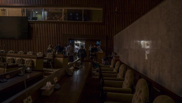 Karyawan Sekretariat Komisi II DPR beraktivitas saat mati lampu di ruang Komisi II DPR, di Kompleks Parlemen, Senayan, Rabu (12/4/2023). Sejumlah sidang komisi di Gedung Nusantara DPR sempat tertunda karena aliran listrik padam. ANTARA FOTO/Galih Pradipta/foc.