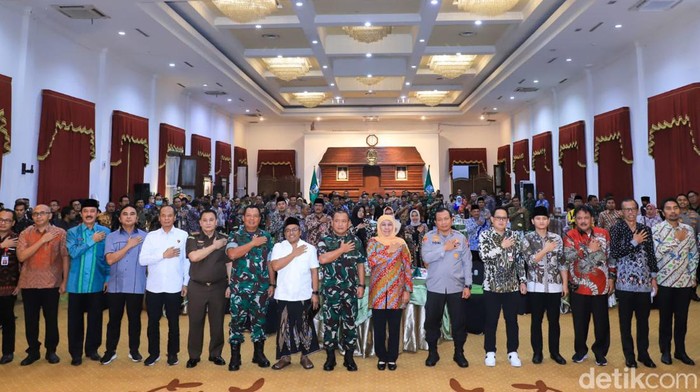 Gubernur Khofifah melakukan pertemuan dengan jajaran Forkopimda Jawa Timur serta bupati/wali kota se Jatim di Gedung Negara Grahadi