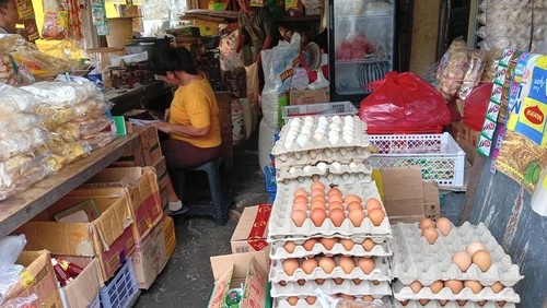 Harga telur di sejumlah pasar di Badung naik Rp 2.000 per kerat. Padahal, pasokan melimpah di tengah permintaan pasar yang meningkat.