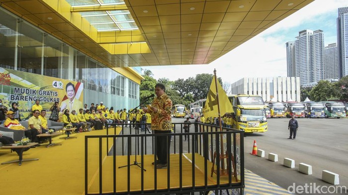 Hindari Macet, Mudik Bareng Golkar Berangkat Lebih Awal Kloter pertama rombongan Mudik Gratis Bareng Golkar diberangkatkan hari ini, Rabu (12/4/2023). Keberangkatan dijadwalkan lebih awal dari periode cuti bersama Idul Fitri 1444 H untuk mengurangi kemacetan.