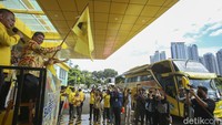 Ketum Golkar Airlangga Hartarto melepas keberangkatan bus mudik gratis bersama Golkar di DPP Golkar, Jakarta. Kloter pertama diberangkatkan sebelum puncak arus mudik. Hal ini diharapkan membuat pemudik lebih nyaman karena terhindar dari kemacetan.