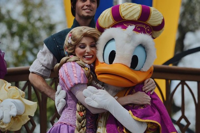 Salah satu keluhannya adalah ketika harus menyembunyikan pekerjaannya. Itu pekerjaan yang sangat menyenangkan tapi jika seseorang bertanya apa pekerjaanku, aku akan bilang aku kerja di bagian merchandise di Adventureland karena orang tidak boleh tahu kamu seorang karakter (Disney), ujarnya.Foto: Instagram @hunterchaag