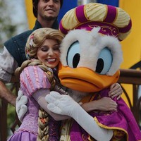 Salah satu keluhannya adalah ketika harus menyembunyikan pekerjaannya. Itu pekerjaan yang sangat menyenangkan tapi jika seseorang bertanya apa pekerjaanku, aku akan bilang aku kerja di bagian merchandise di Adventureland karena orang tidak boleh tahu kamu seorang karakter (Disney), ujarnya.Foto: Instagram @hunterchaag