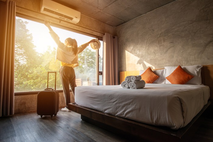 Ilustrasi perempuan solo traveling