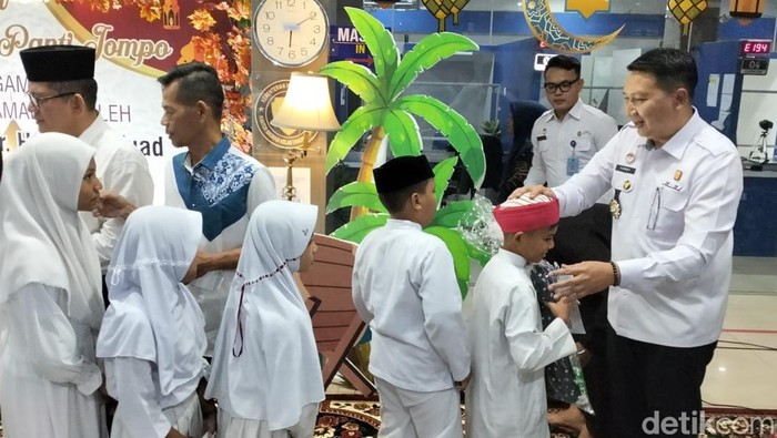 Imigrasi Medan menggelar bakti sosial dengan menyantuni anak yatim piatu dan panti jompo