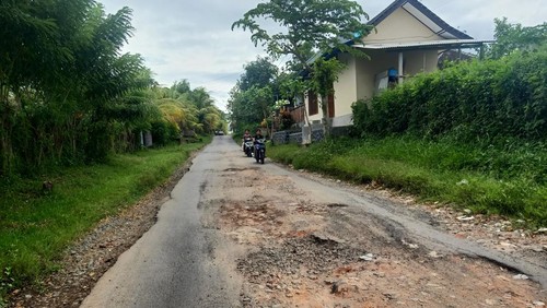 Jalan rusak parah di Kelurahan Lelateng, Kecamatan Negara, Jembrana, Rabu (12/4)2023).