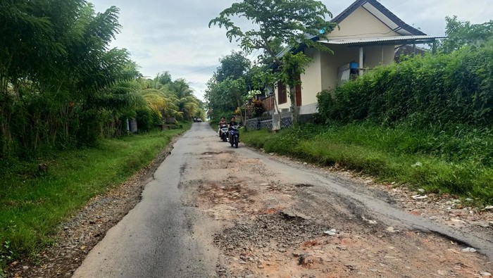 Jalan rusak parah di Kelurahan Lelateng, Kecamatan Negara, Jembrana, Rabu (12/4)2023).