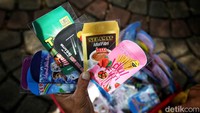 Beberapa amplop lebaran ini bentuknya menyerupai kemasan kopi dan makanan ringan.