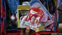 Amplop lebaran ukuran besar dijual dengan harga Rp 12.000 per plastik. Satu plastinya berisi tiga amplop.