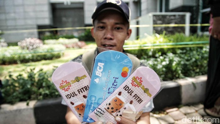 Jelang Lebaran, Penjualan Amplop Musiman Mulai Marak Seorang pedagang memperlihatkan amplop lebaran di kawasan Jakarta Islamic Centre, Koja, Jakarta Utara, Selasa (11/4/2023).