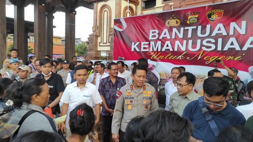Kapolda Bali Irjen Putu Jayan Danu Putra menggelar operasi pasar murah di Pasar Badung, Kota Denpasar, Rabu (12/4/2023).