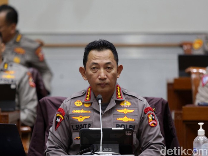 Kapolri Jenderal Listyo Sigit Prabowo melaporkan transformasi organisasi yang dicapai Mabes Polri. Capaian transformasi organisasi Polri mulai dari penguatan struktur dan penguatan personel dilaporkan Kapolri Jenderal Listyo Sigit Prabowo kepada Komisi III DPR RI dalam rapat kerja, Rabu (12/4/2023).