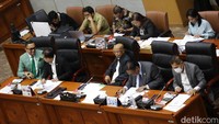 Sigit juga membeberkan upaya Polri melakukan transformasi di bidang pelayanan publik saat rapat kerja dengan Komisi III DPR RI. Jenderal Sigit menyampaikan beberapa terobosan, mulai perbaikan ujian SIM hingga pelayanan agar lebih dekat dengan publik.