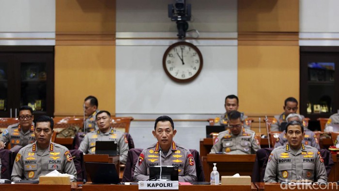 Kapolri Laporkan Transformasi Organisasi Polri ke DPR Kapolri Jenderal Listyo Sigit Prabowo melaporkan transformasi organisasi yang dicapai Mabes Polri. Capaian transformasi organisasi Polri mulai dari penguatan struktur dan penguatan personel dilaporkan Kapolri Jenderal Listyo Sigit Prabowo kepada Komisi III DPR RI dalam rapat kerja, Rabu (12/4/2023).