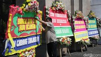 Hingga kini karangan bunga itu terus berdatangan ke gedung DPR, Jakarta.