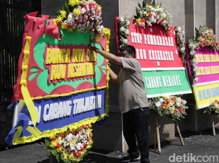 Karangan Bunga Tolak RUU Kesehatan Penuhi Gerbang DPR