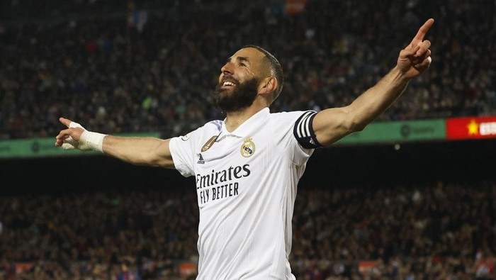Soccer Football - Copa del Rey - Semi Final - Second Leg - FC Barcelona v Real Madrid - Camp Nou, Barcelona, Spain - April 5, 2023 Real Madrids Karim Benzema celebrates scoring their fourth goal to complete his hat-trick REUTERS/Albert Gea