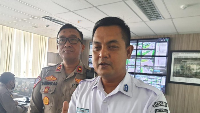 Kepala Stasiun Kereta Api Bandara Soetta Dani Sumarna (kanan) dan Kasat Lantas Polres Bandara Soekarno Hatta Kompol Askar Bambang Sodiq