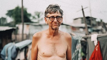Salah satu pendiri Microsoft, Bill Gates, terlihat sebagai seorang lelaki tua bertelanjang dada dan hanya mengenakan pinggang abu-abu berdiri di depan sebuah gubuk Foto: https://www.instagram.com/withgokul/