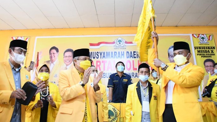 Ketua DPD II Golkar Pinrang Usman Marham (angkat bendera) saat dilantik.