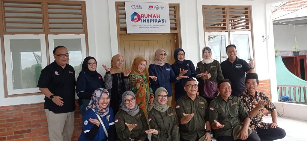 Ketua Yayasan CT ARSA Foundation, Anita Ratnasari Tanjung dan rombongan