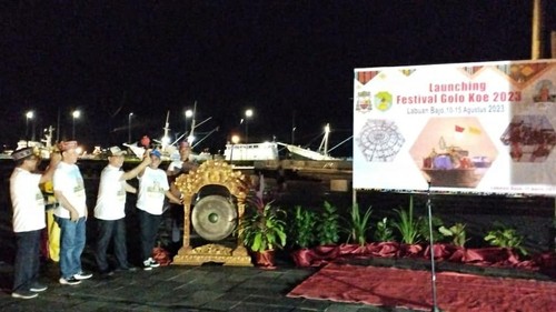 Uskup Ruteng Mgr. Siprianus Hormat (ketiga dari kiri) saat pemukulan Gong Launching Festival Golo Koe 2023 di Waterfront Marina Labuan Bajo, Selasa (11/4/2023).