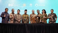 Direktur Sales & Distribution BSI Anton Sukarna, Komisioner BP Tapera Adi Setianto, Direktur Utama BSI Hery Gunardi, Ketua PP Muhammadiyah Muhadjir Effendy, Ketua MEBP PP Muhammadiyah Arif Budimanta, Deputi Komisioner Pemanfaatan Dana BP Tapera Ariev Baginda Siregar, Direktur Pemasaran PT Perumnas (Persero) Tambok Setyawati, dan Ketua Majelis Dikdasmen PP Muhammadiyah Didik Suhardi menghadiri penandatanganan kerjasama di Jakarta, Rabu (12/4/2023).