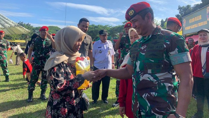 Komandan Jenderal (Danjen) Kopassus Mayjen TNI Iwan Setiawan buka bazar murah di Mako Kopassus di Cijantung.