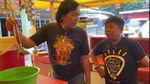 Kocak! Kekonyolan Komeng Saat Jualan Pecel Ayam Kaki Lima