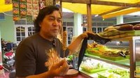 Terlalu menjiwai, ia begitu handal seolah melayani pelanggan sesungguhnya. Komeng menawarkan berbagai potongan ayam yang dimilikinya di dalam etalase. Foto: Instagram/komeng.original