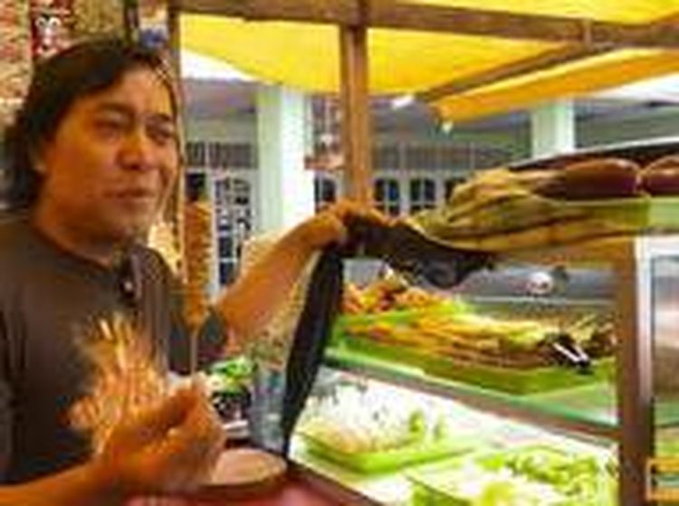 Kocak! Kekonyolan Komeng Saat Jualan Pecel Ayam Kaki Lima