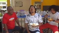 Bersama Sapri, Komeng juga kerap bercanda pada berbagai waktu bersama. Termasuk ketika mereka asyik menikmati makanan yang lezat. Foto: Instagram/komeng.original