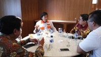 Selain menjadi sosok yang kocak, Komeng juga sesekali tampil serius. Salah satunya ketika ia diundang dalam sebuah jamuan makan siang spesial. Foto: Instagram/komeng.original